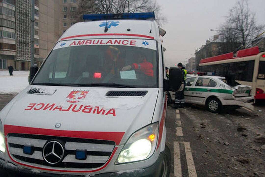 Visureigis taranavo Vilniaus patrulių automobilį, sužalota policininkė