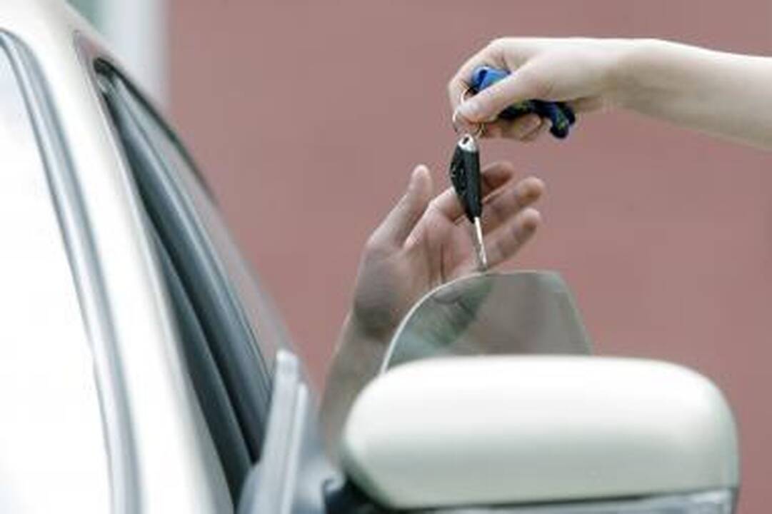 Plėšikai vogė telefonus ir automobilius