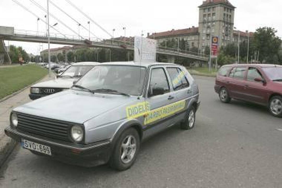 Apleistas automobilis Karaliaus Mindaugo prospekte