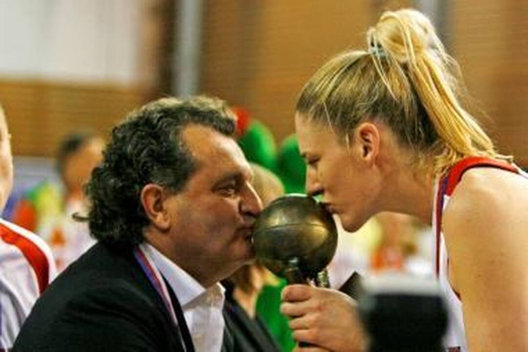 Krepšininkės sprunka iš Š.Kalmanovičiaus valdytos komandos?