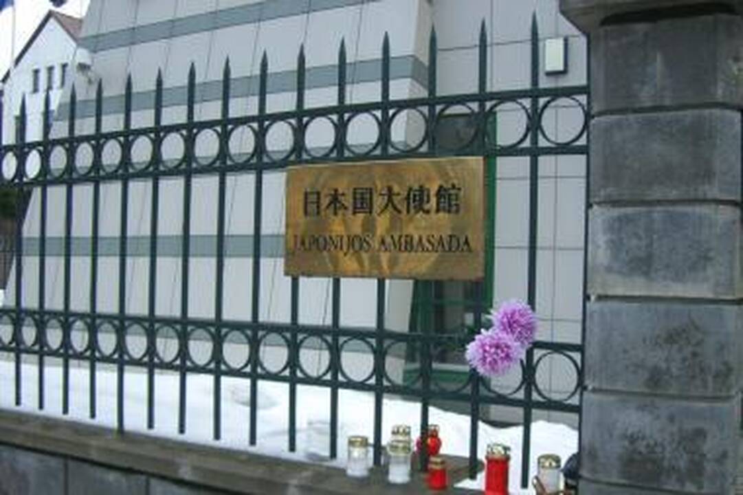 Vilniečiai liūdi prie Japonijos ambasados (papildyta)
