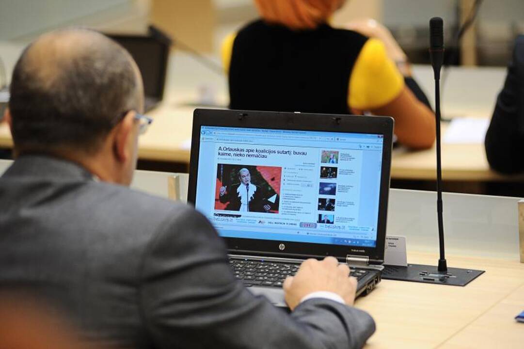 Per posėdį Kauno politikai smaginosi internete ir rūpinosi savo grožiu