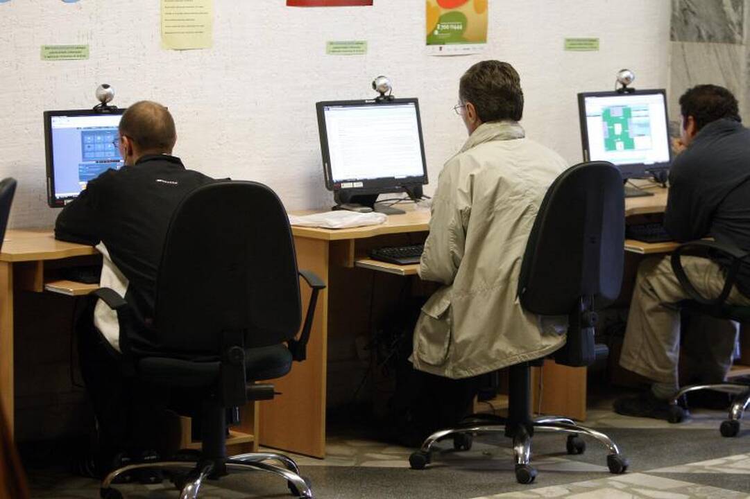 Bibliotekų lankytojai ne knygas skaito, o tvarko darbo reikalus