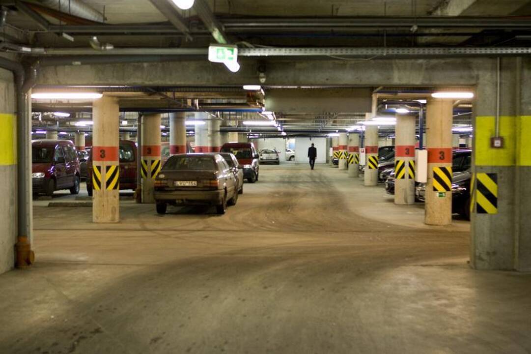 Automobilį pastatyti norėjo požeminėje metro stotyje