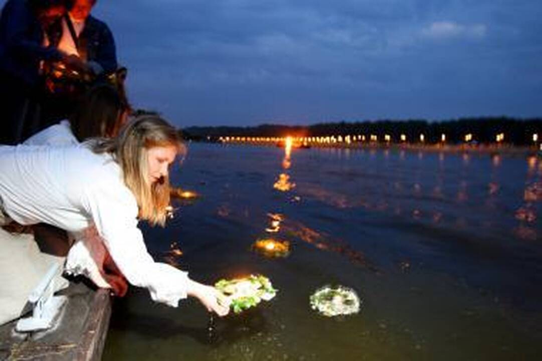 Joninės Kaune - su vainikais ir buteliais