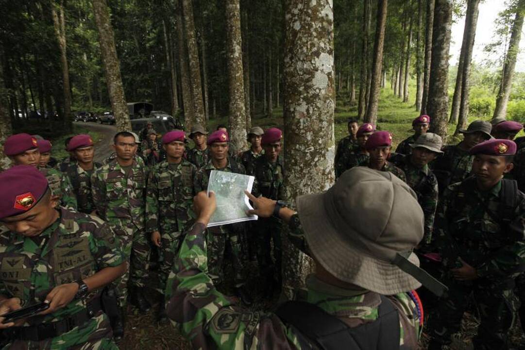 Indonezijoje sudužus lėktuvui likusių gyvų žmonių kol kas nerasta