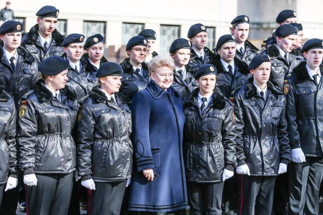 Prezidentė prisiekusiams kariams: turite gyventi ne tik sau