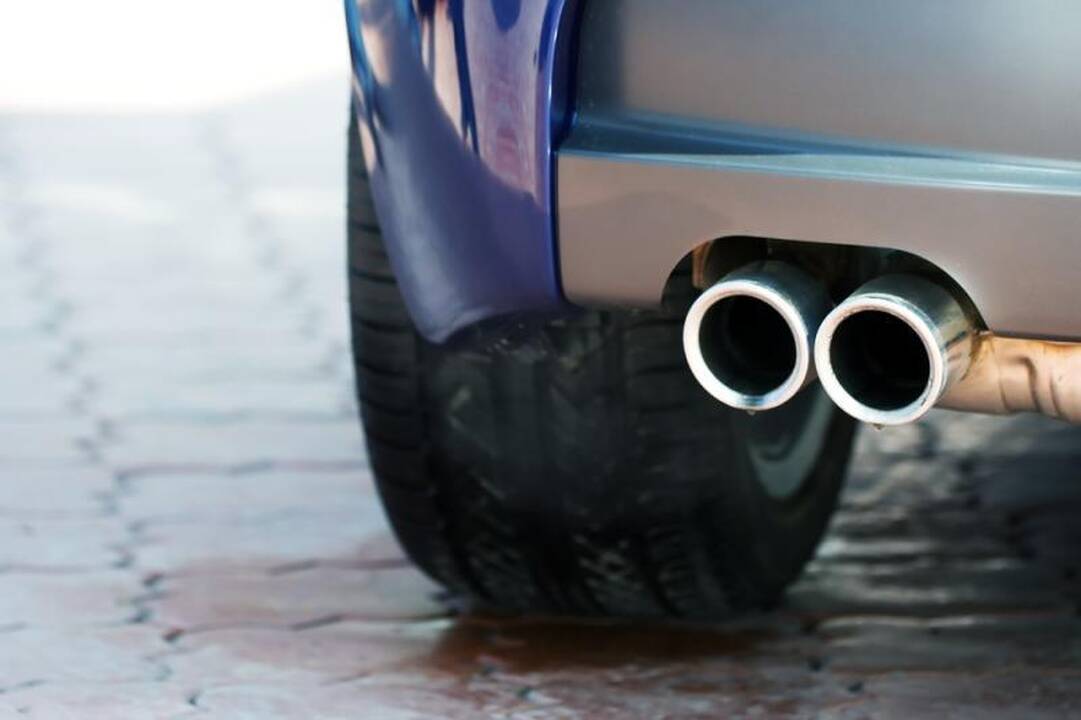 Automobilių išmetimo vamzdžiai paskleidžia apie 200 cheminių junginių