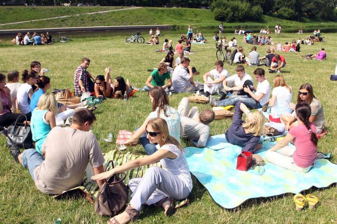 Vilniečiai prie Baltojo tilto susirinko bendrų pietų