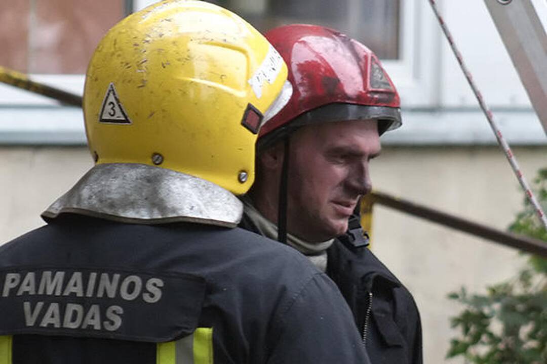 Iš degančio bendrabučio evakuoti visi jo gyventojai (papildyta)