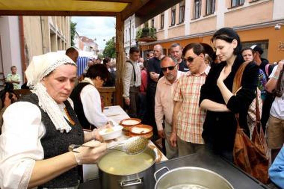 Prie nemokamų cepelinų nusidriekė eilė