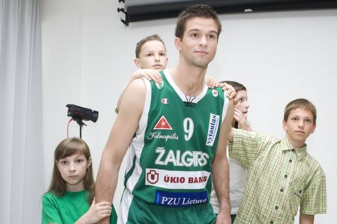 Krepšininkai pozavo nuotraukoms su vaikais