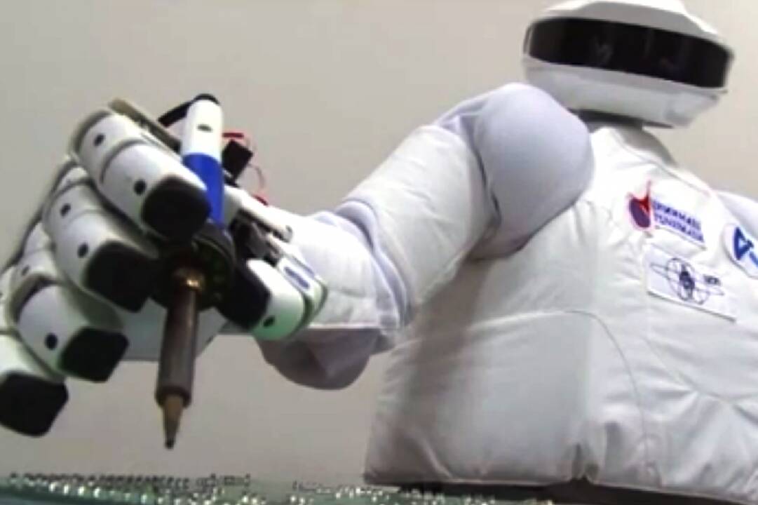 Robotas išmoko atpažinti savo atvaizdą veidrodyje