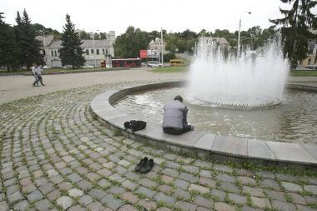 Kodėl prie fontano nėra suoliukų?