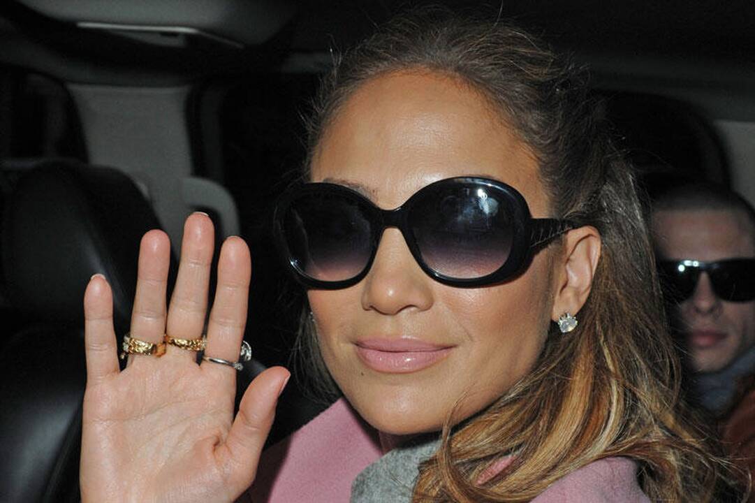 Jennifer Lopez išsirengė naujų kvepalų „Glowing“ reklamai