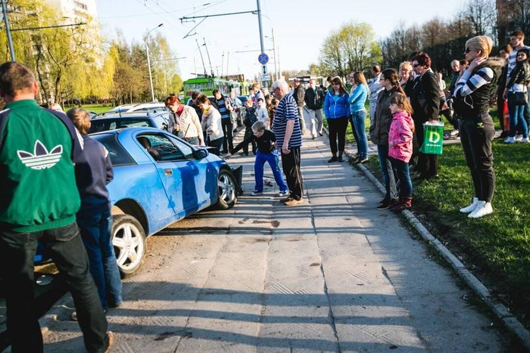 Kaune – masinė automobilių avarija (galima priežastis – alkoholis)