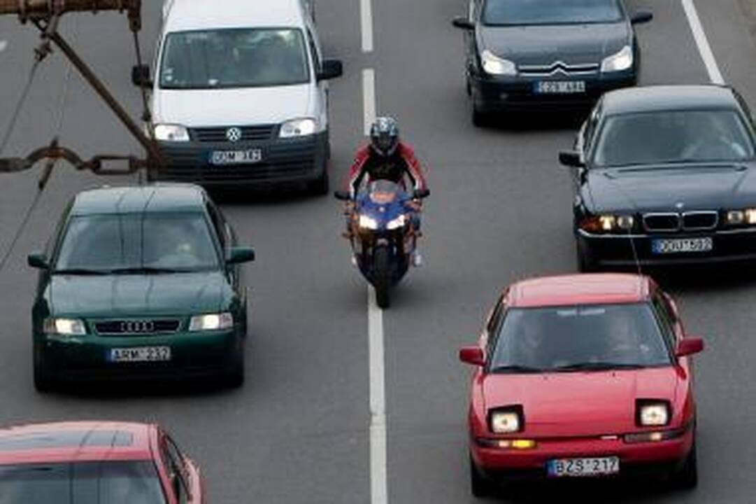 Važiuoti su įjungtomis dienos šviesos lempomis yra saugiau
