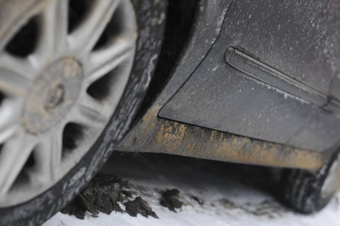 Vairuotojų dilema: žiemą plauti automobilį ar ne?