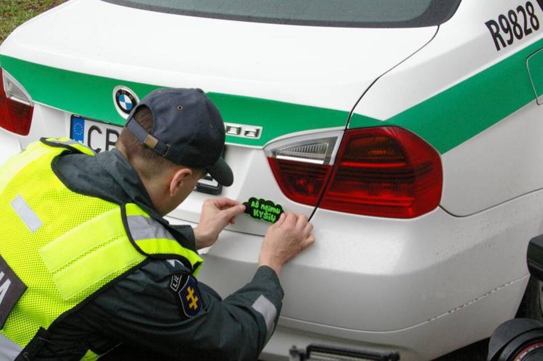 Policininkai ant savo automobilių klijuos lipdukus, kad neima kyšių