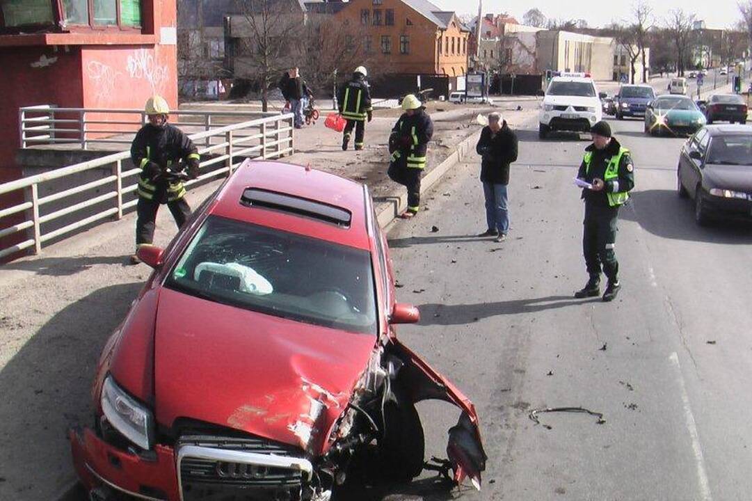 Vilniaus gatvėse dėl plikledžio fiksuotos 43 avarijos (dar papildyta)