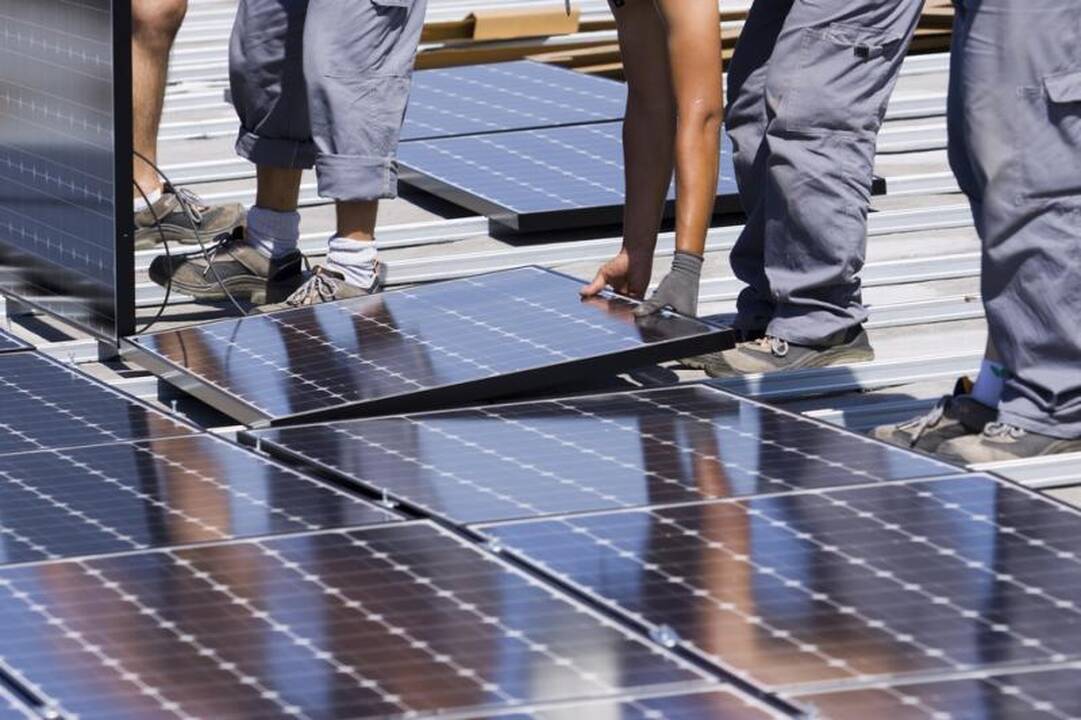 Seimas palaimino siūlymą stabdyti saulės elektrinių plėtrą