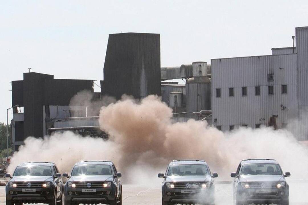 "Volkswagen Amarok" nugriovė 140 tonų sveriantį kaminą
