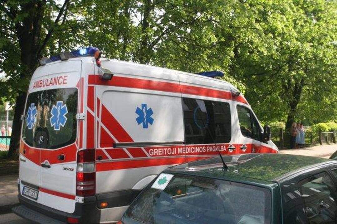 Laisvės atėmimo vengiantis vyras spruko per langą