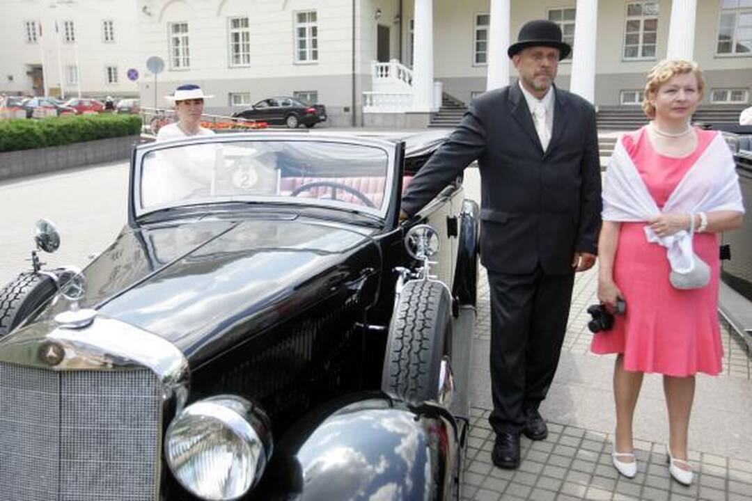 Po istorines Lietuvos vietas - senoviniais automobiliais