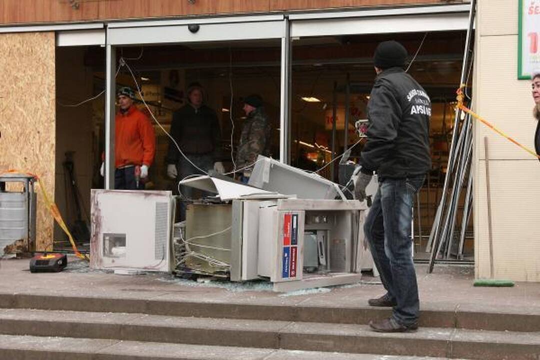 Policija nustatė naktį Kaune bankomatą susprogdinusius įtariamuosius (papildyta)