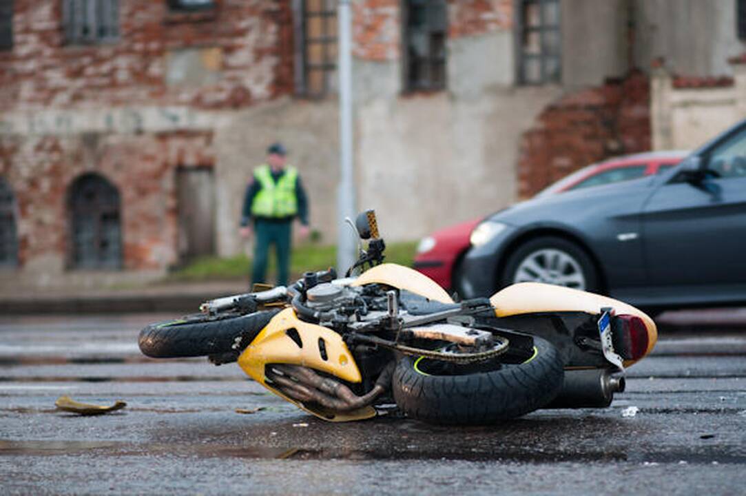 Kaune automobilis partrenkė motociklininką 
