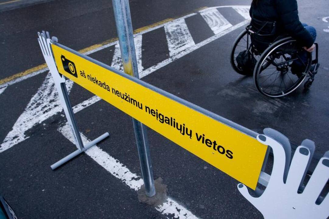 Didėja nepakantumas vairuotojams, užimantiems neįgaliųjų vietas