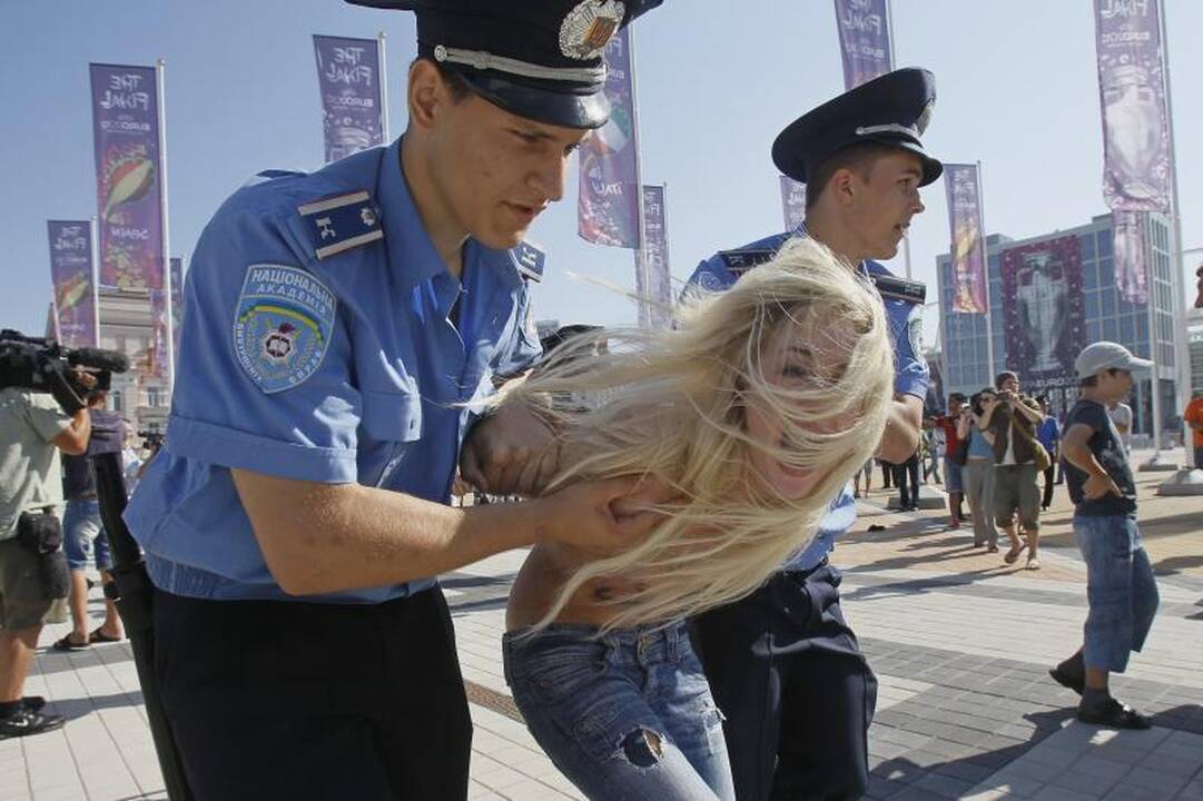Čempionato finalo belaukiant – nuogalių protestas prieš A.Lukašenką