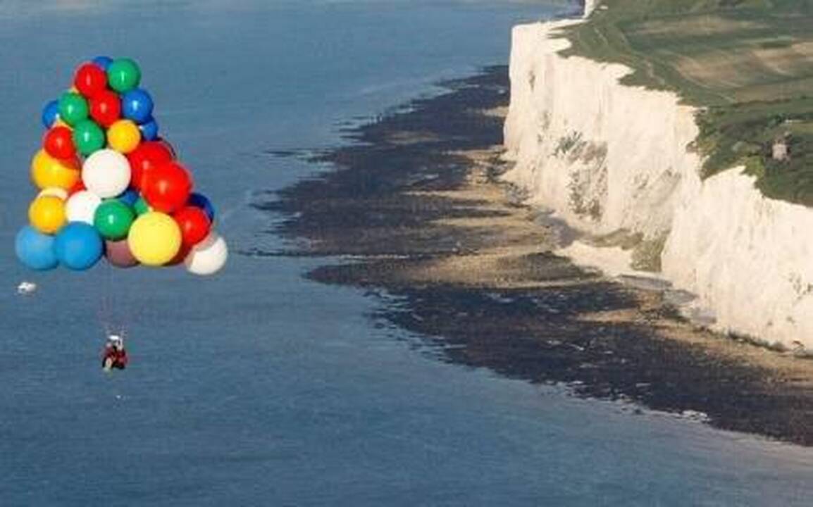 Susipažinkime – helis: kodėl įkvėpus helio juokingai sulaibėja balsas?