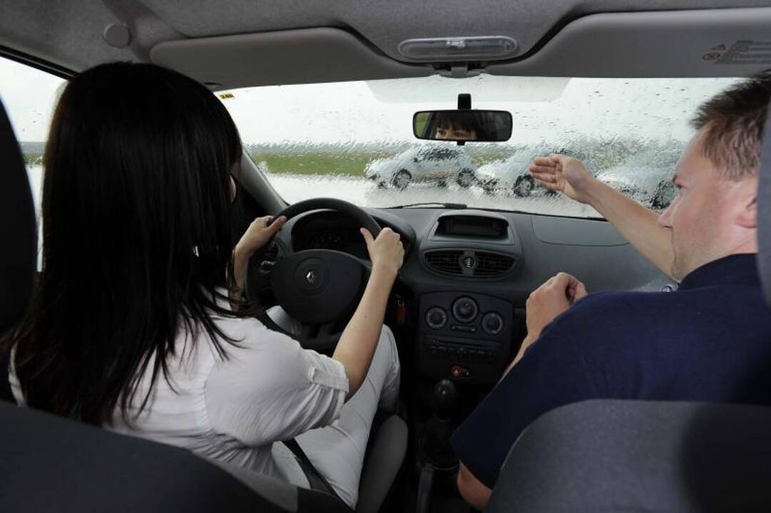 Kokie pavojai vairuotojams gresia vasarą?
