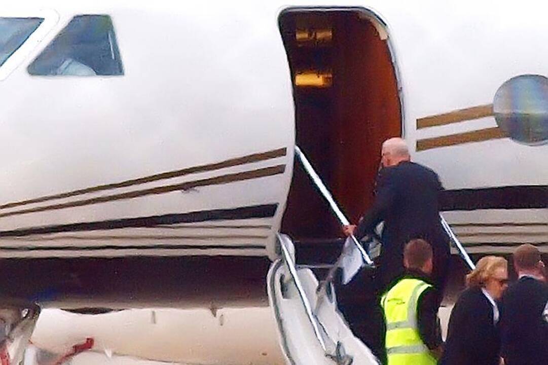 R. Murdochas po audringo vizito išvyko iš D. Britanijos