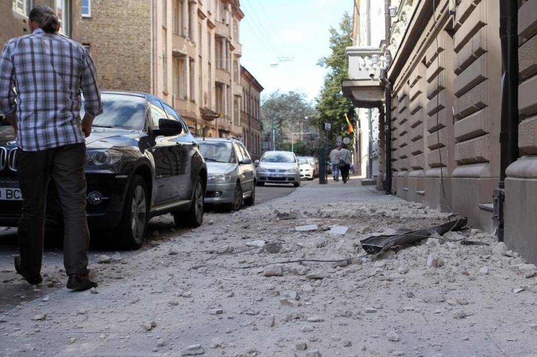 Islandijos gatvėje nugriuvo dalis sienos