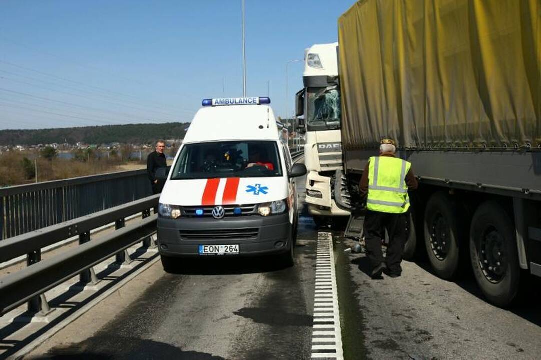 Ant Č.Radzinausko tilto susidūrė 3 vilkikai, kilo milžiniškos spūstys