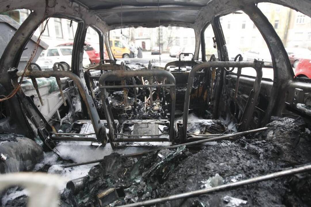 Sostinėje užsiliepsnojo metalinis garažas su automobiliu viduje