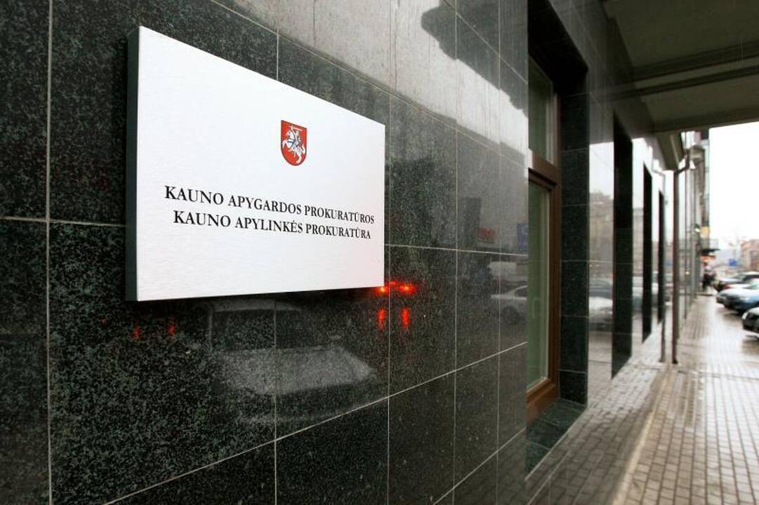 Surastas vyras, prie prokuratūros padėjęs laidotuvių gėlių krepšelį