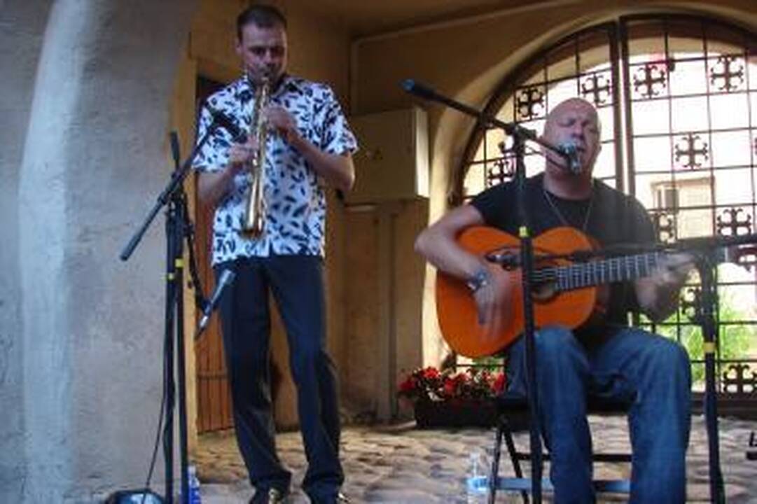 Senamiesčio kiemelyje - ispaniškais ritmais alsuojantis džiazas