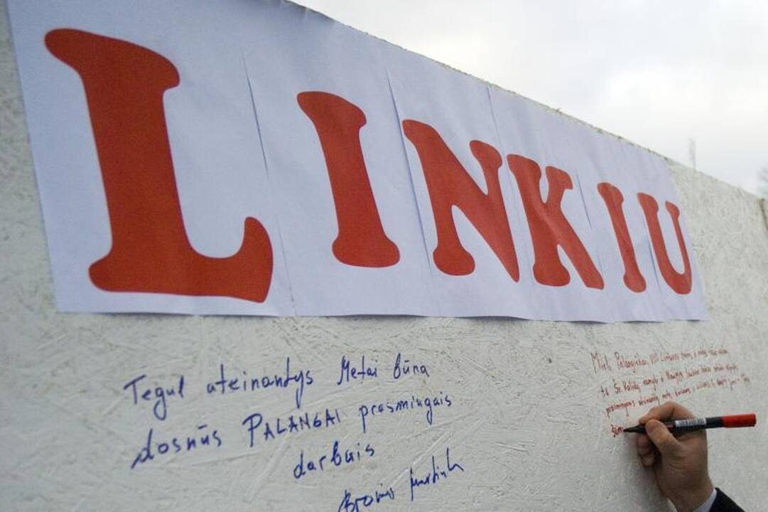Palangoje, J.Basanavičiaus gatvėje atidaryta linkėjimų siena   