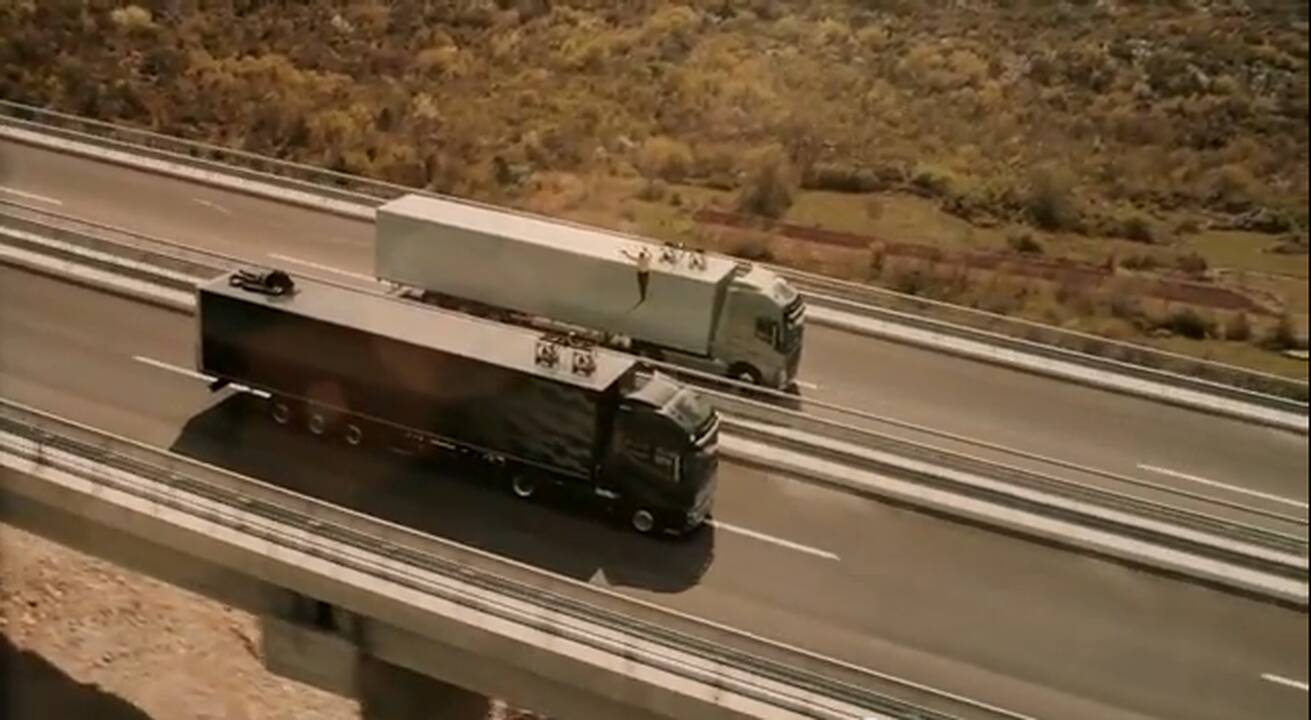 Dėl „Volvo Trucks“ reklamos akrobatė ryžosi kvapą užimančiam triukui