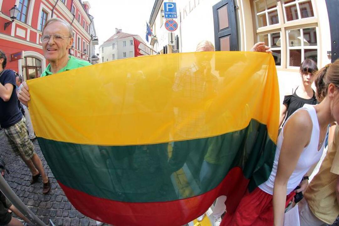 Prie Austrijos ambasados - protesto balsai ir žvakelės 