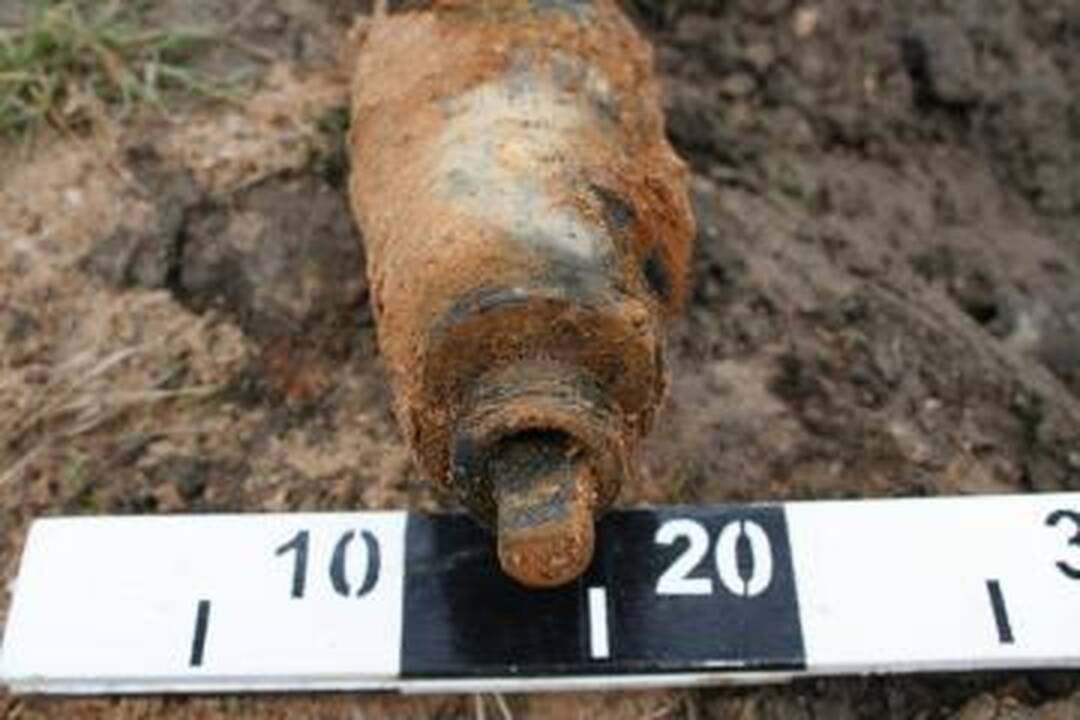 Sprogdinimai kaimynų poligone drebina pasienio gyventojų namus 