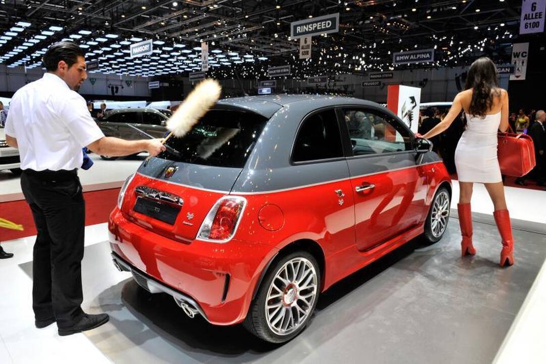 Ženevos automobilių parodoje - gražuolių desantas