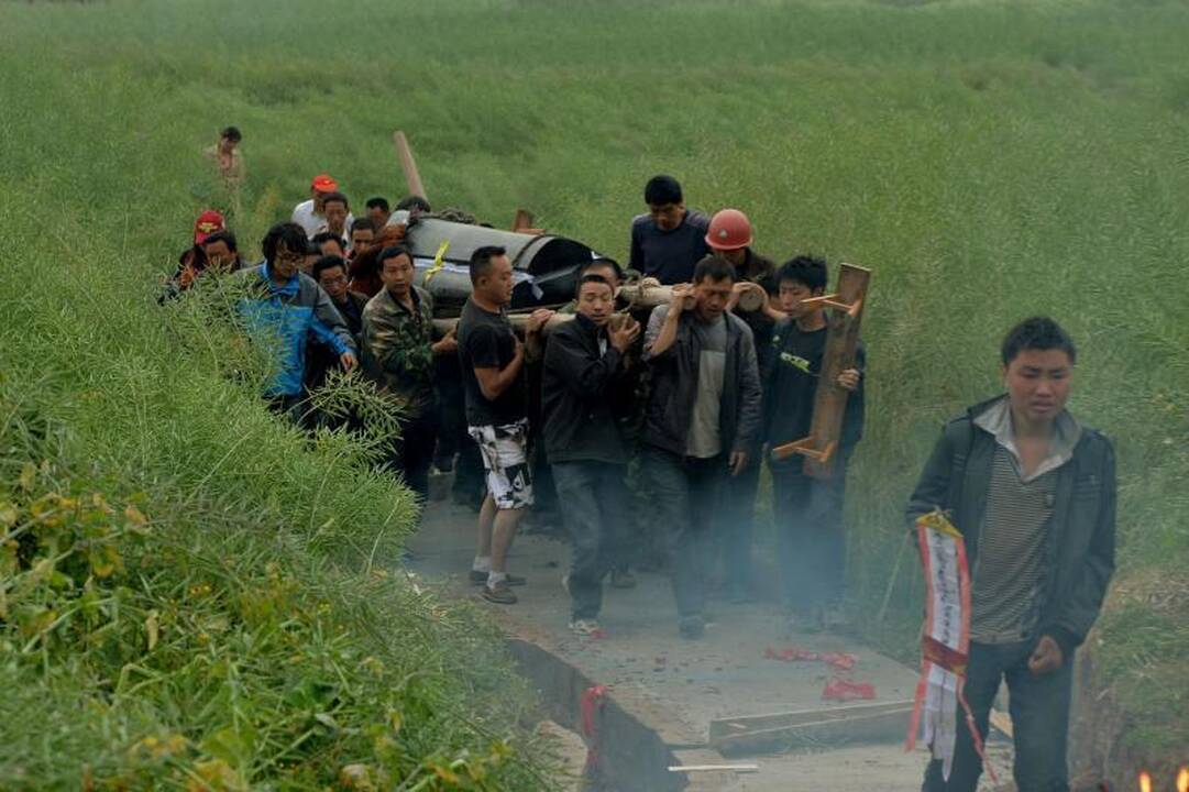 Kinijoje gelbėtojų pastangoms trukdo nuošliaužos ir nuolaužų krūvos