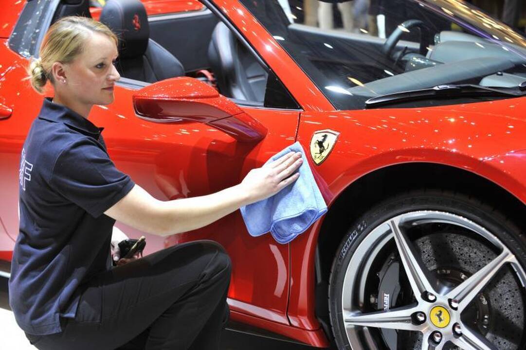 Ženevos automobilių parodoje - gražuolių desantas
