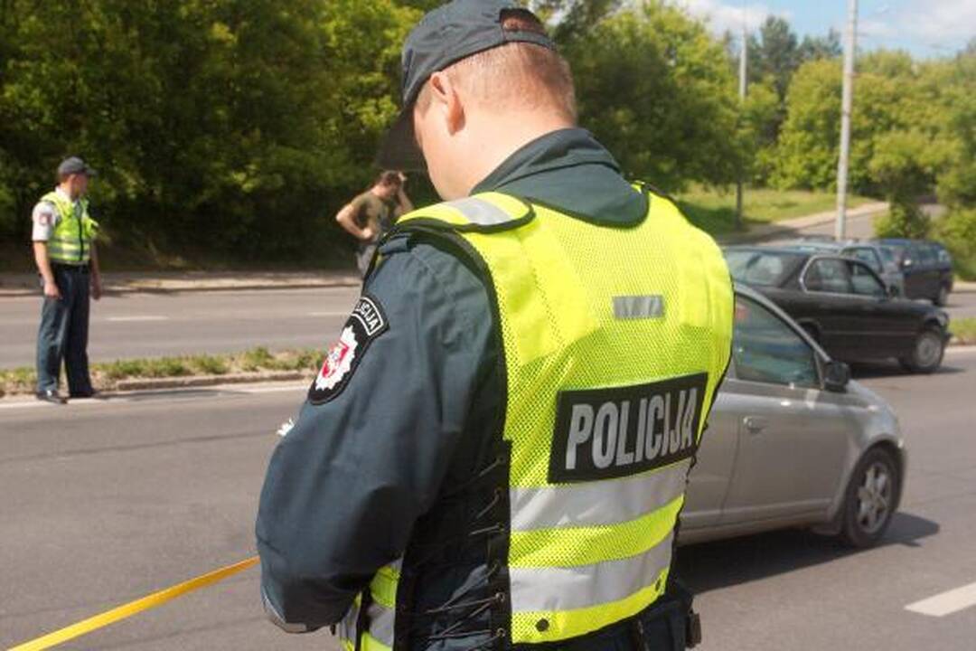 Vilniuje BMW partrenkė netikėtai į judrią gatvę išbėgusią moterį