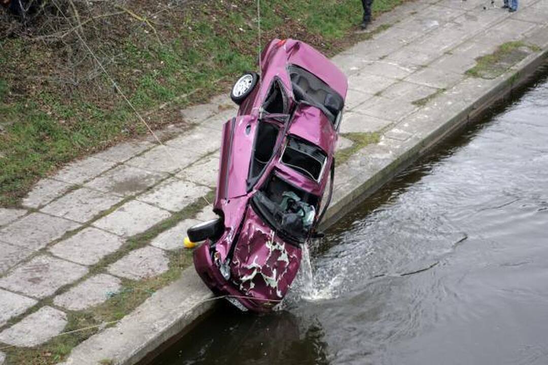 Penki lemtingi žingsniai evakuacijai iš skęstančio automobilio