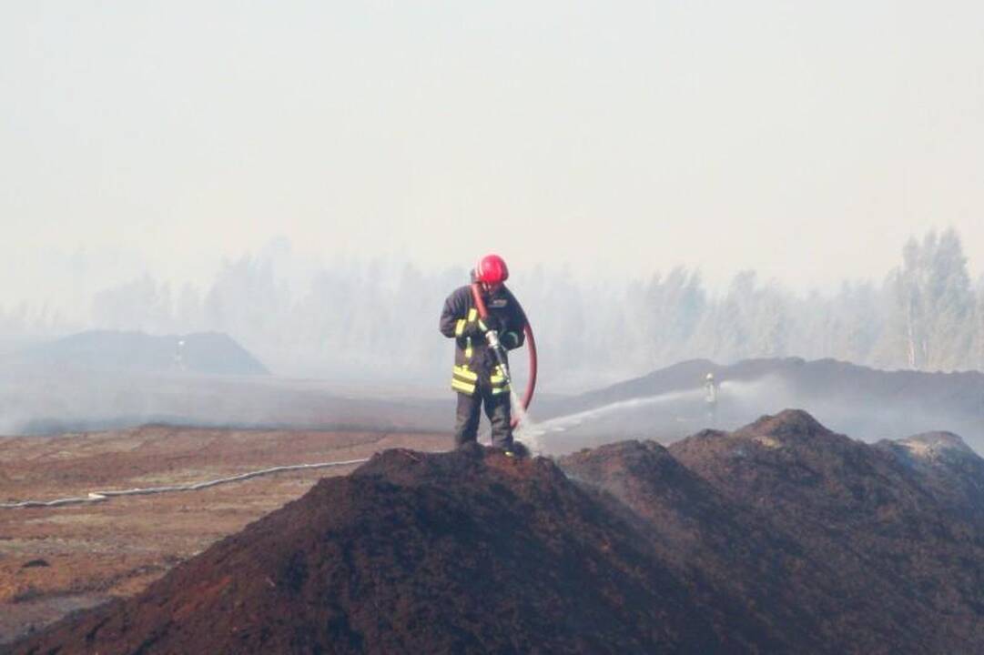 Ketinama skelbti apie gaisro durpyne užgesinimą (papildyta)